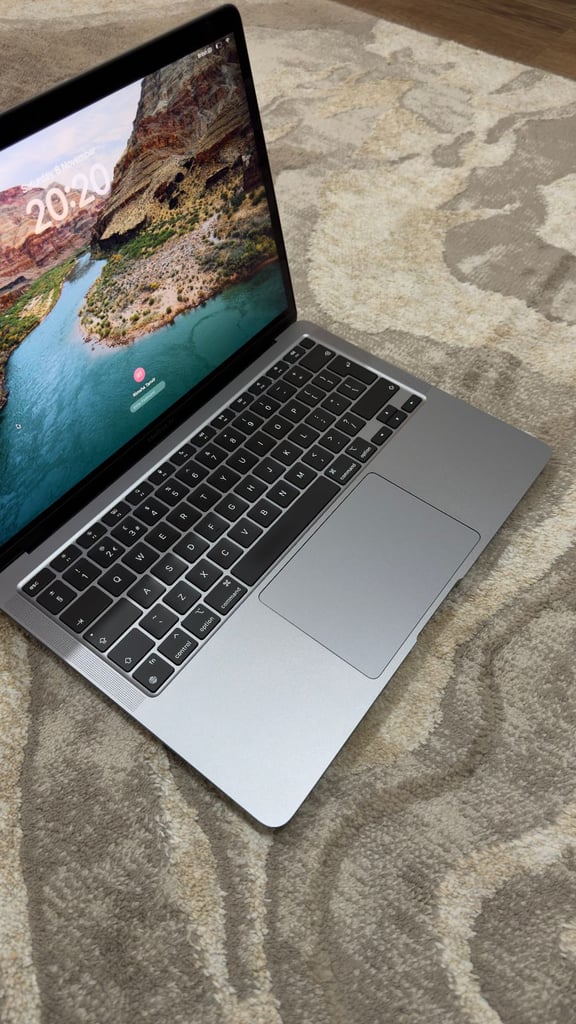 13" Macbook Air (M1) – Excellent Condition