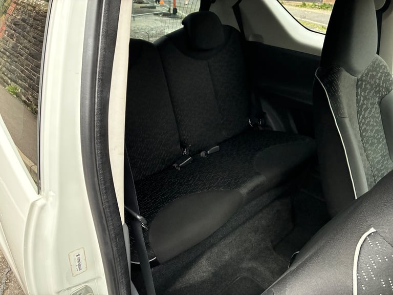 Peugeot, 107, Hatchback, 2011, Manual, 998 (cc), 3 doors