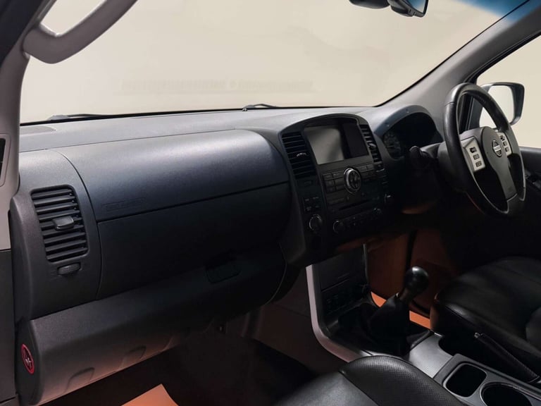 2011 Nissan Navara Double Cab Pick Up Tekna 2.5dCi 190 4WD PICK UP DIESEL Manual