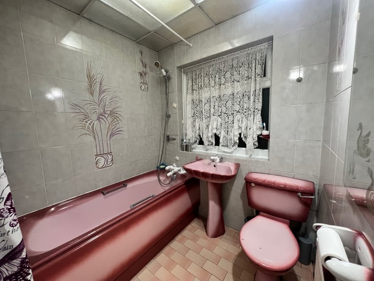 1 A double room - An Excellent Large Bright Double bedroom - 3mins to the train station for £150p/w