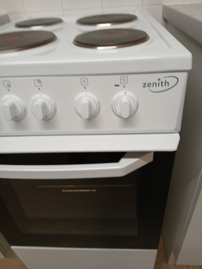Free standing electric cooker