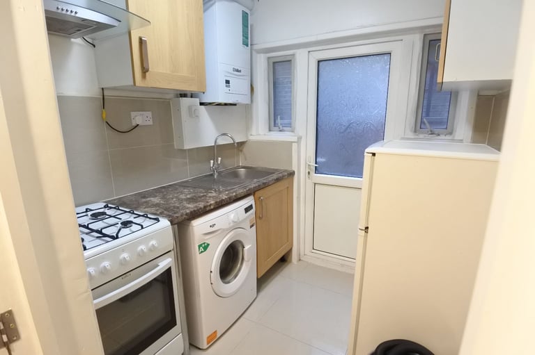 *INC ALL BILLS* GF Studio flat with separate kitchen and garden in Willesden