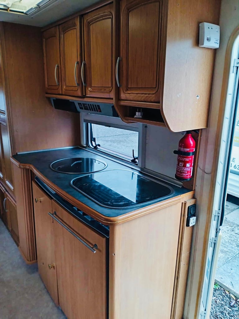 2005 Fixed bed hobby caravan 
