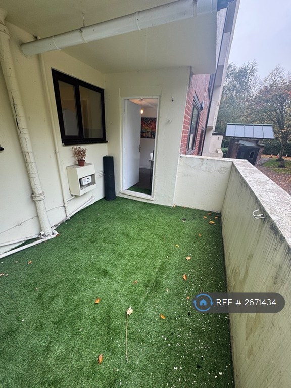 2 bedroom flat in Miranda Court, Salford, M5 (2 bed) (#2671434)