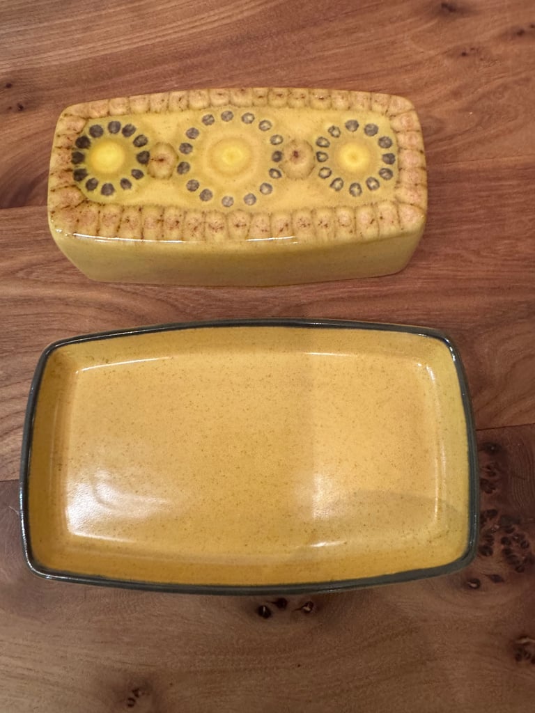 Dinner Service of Franciscan Honeycomb stoneware, made in England. Vintage 1970's