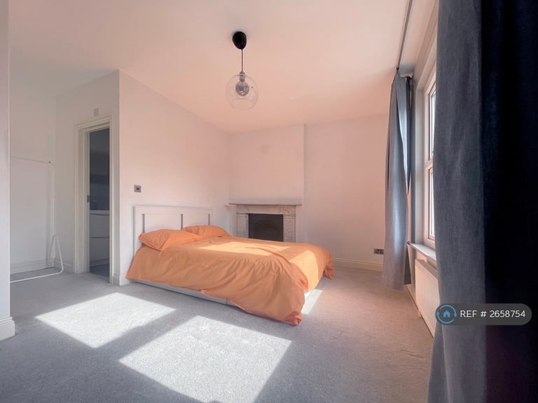 3 bedroom flat in Crystal Palace, London, SE19 (3 bed) (#2658754)