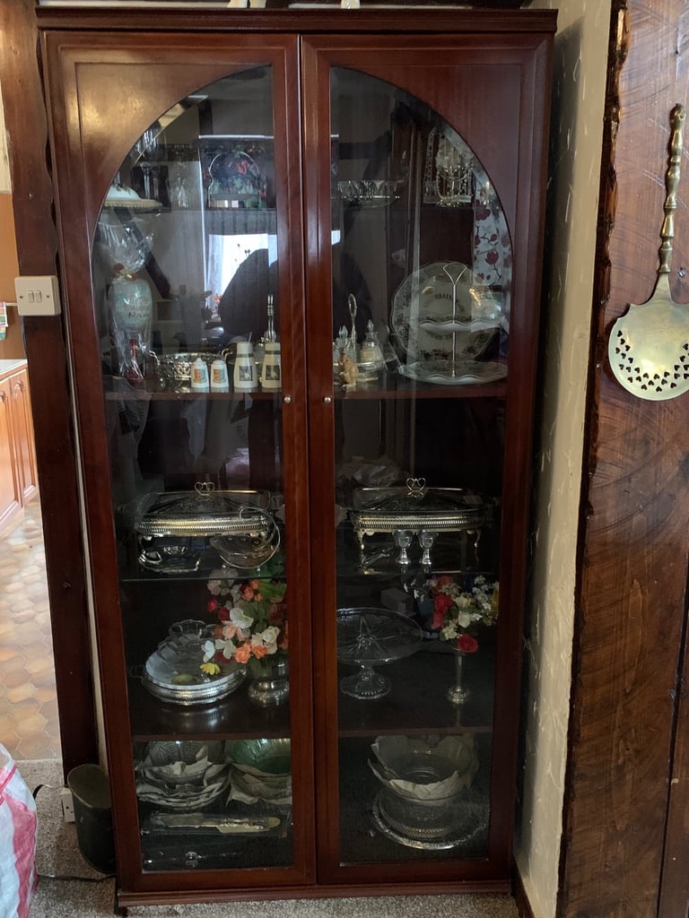 Wall cabinet or display cabinet 