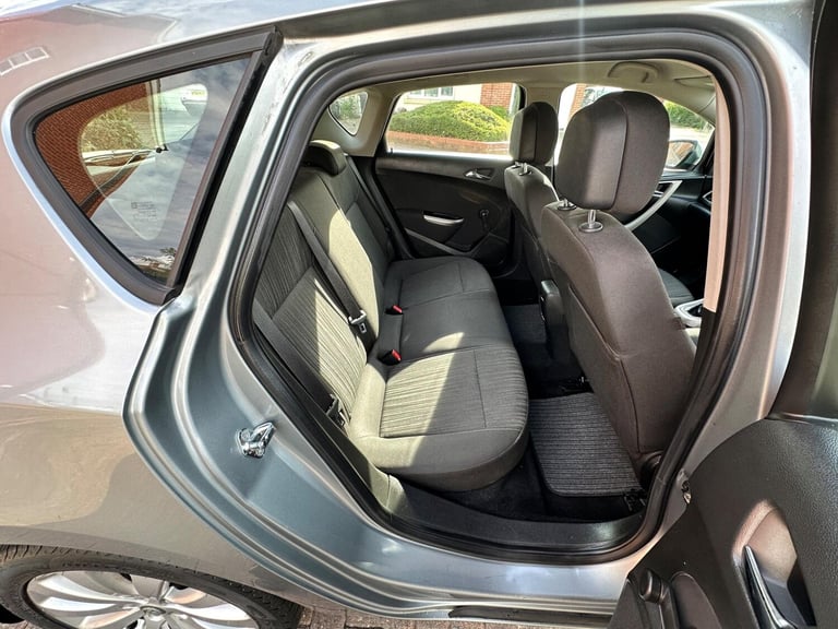 2011 Vauxhall Astra 1.4 16v Exclusiv Euro 5 5dr HATCHBACK Petrol Manual