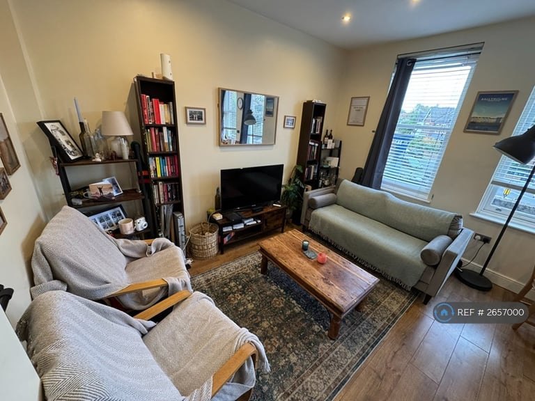 1 bedroom flat in Ferme Park Road, London, N4 (1 bed) (#2657000)