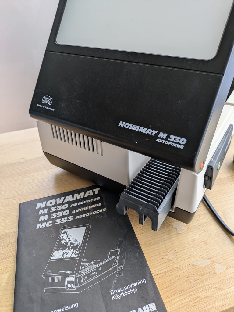 Novamat M330 Autofocus Slide Projector, with Instructions
