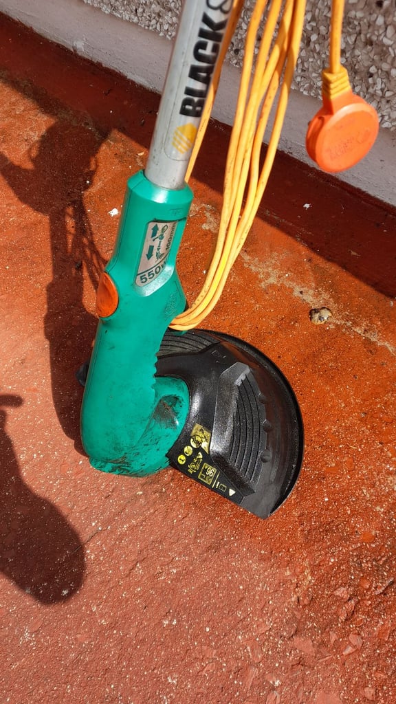 Black and Decker GL686 electric grass trimmer 550 watt. Cutting width 30cm