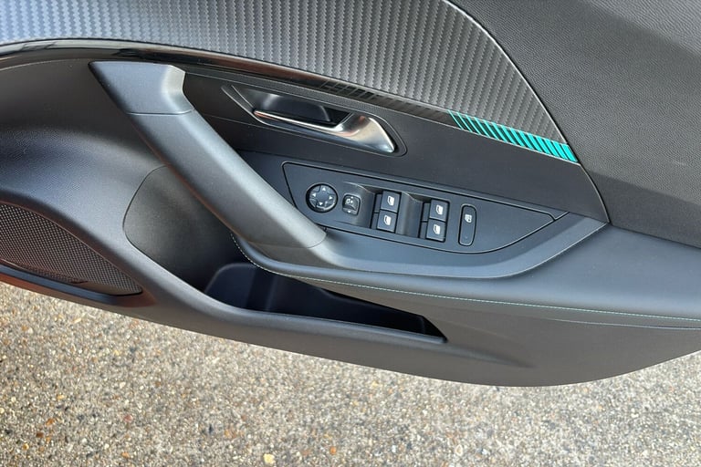  Peugeot E 2008 50kwh Allure Premium Suv 5dr Electric Auto 7kw Charger 136 Ps