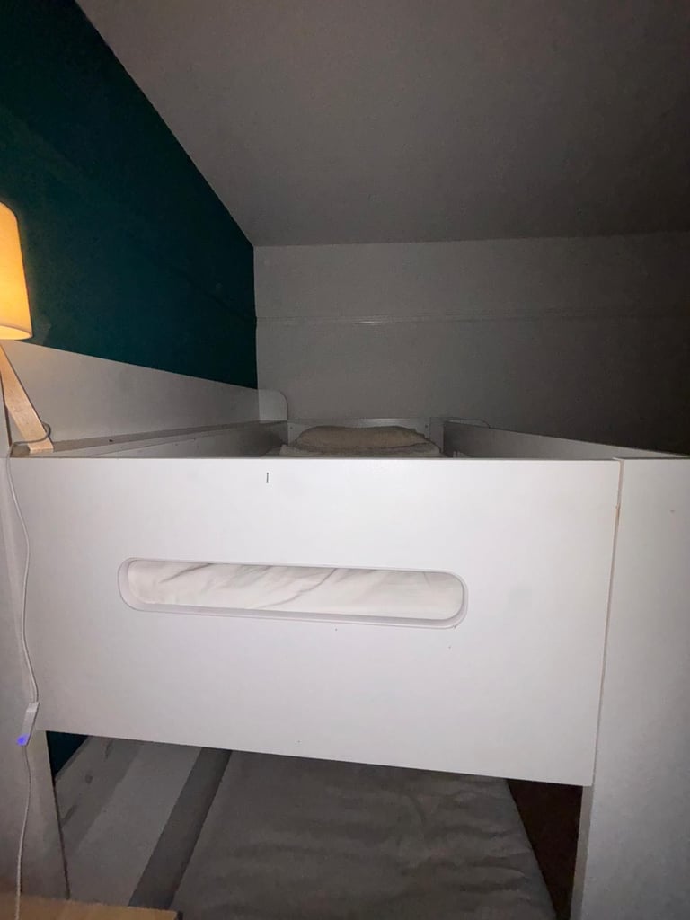 Bunkbed with shelves 