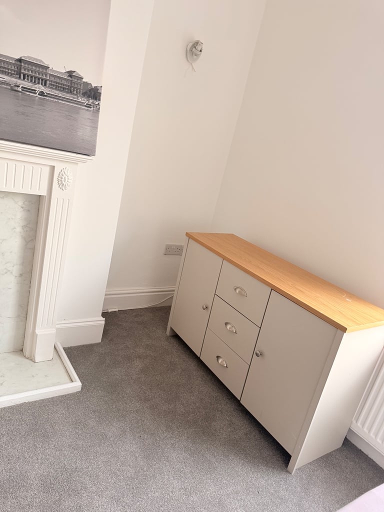 🏡 Large Double Bedroom for Rent
