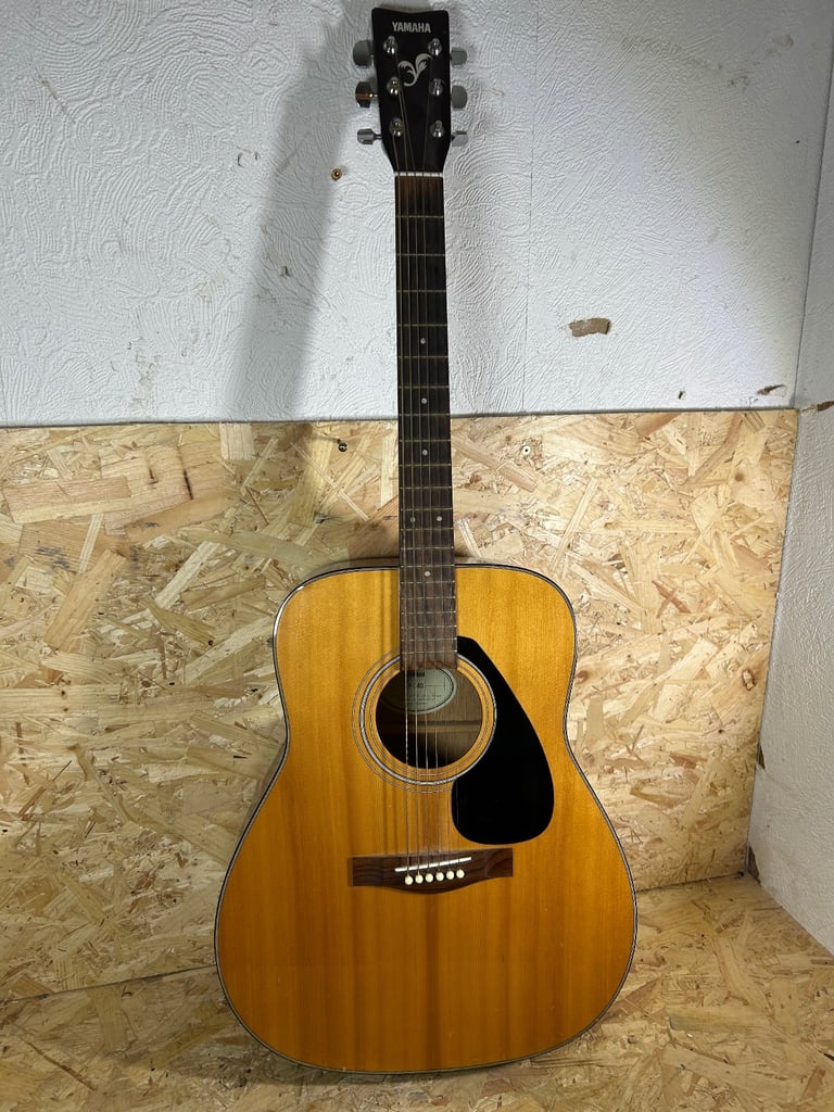 YAMAHA F-340 Acoustic Guitar - 6 String - Right Handed - Including Gig Bag