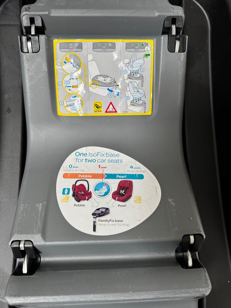 Maxi Cosi Red Pebble car seat and Isofix FamilyFix base