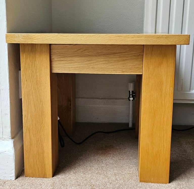 Oak Furnitureland 100% SOLID OAK WOOD Small Side Table - Quick Sale!
