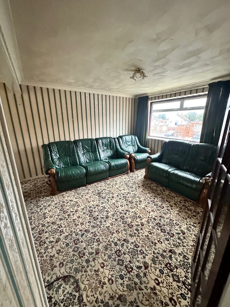 3 Bed 2 Reception LU4