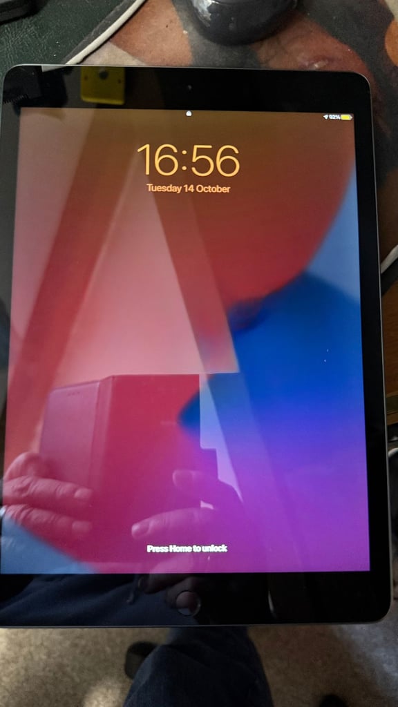 image for I Pad ME277B/A in full working order except small crack on top let hand screen
