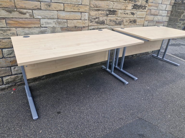 Cantilever office desks 1400 x 800 (4 available)