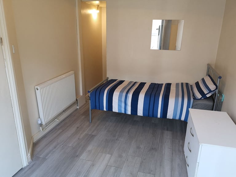DSS only shared house - close to the High Street 