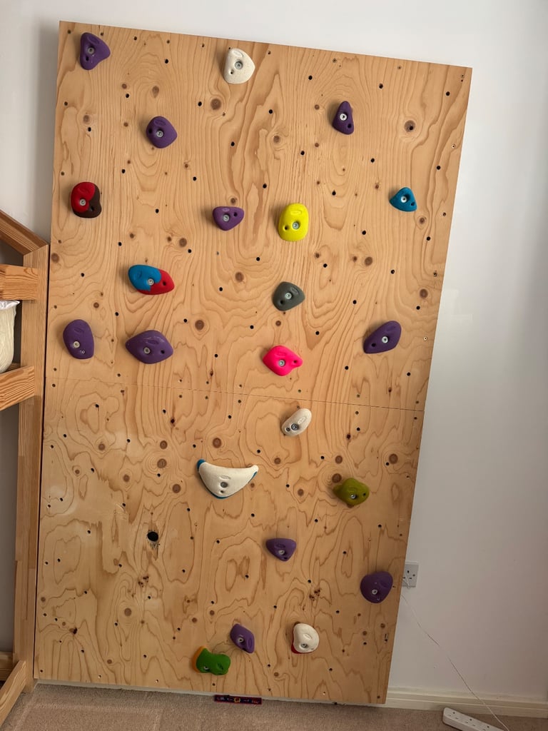 Climbing wall with 22 boulder holds