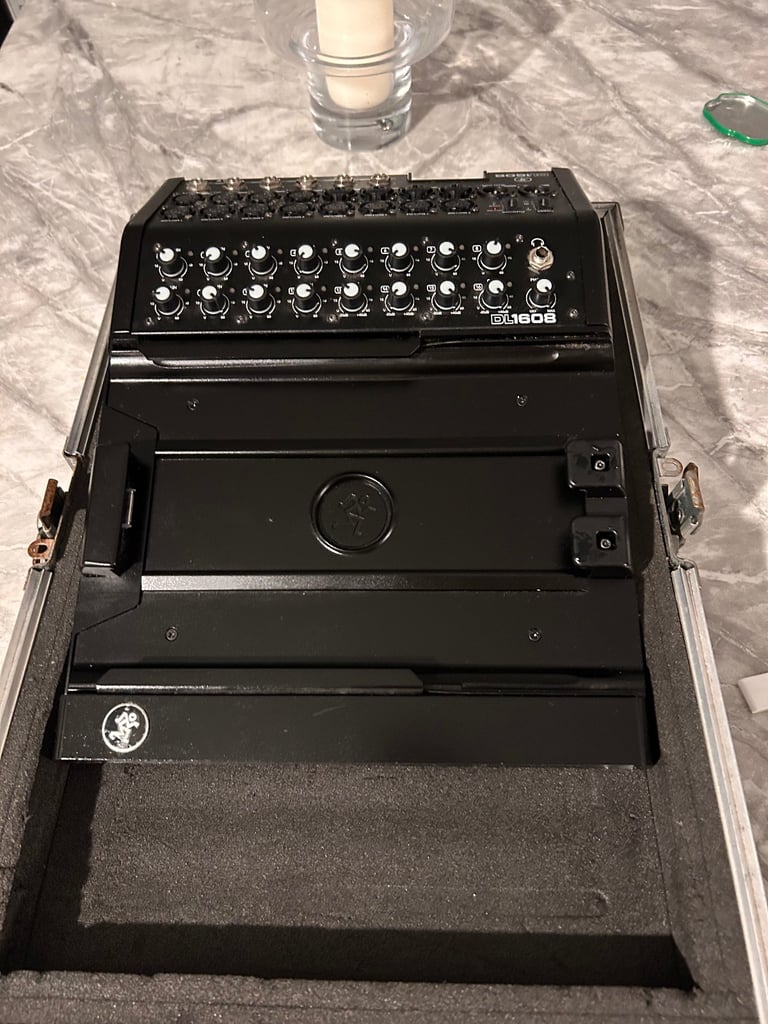 MACKIE DL1604 MIXER