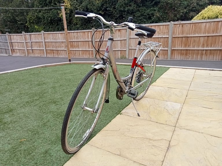 Ladies Raleigh Pioneer Airlite City Bike.