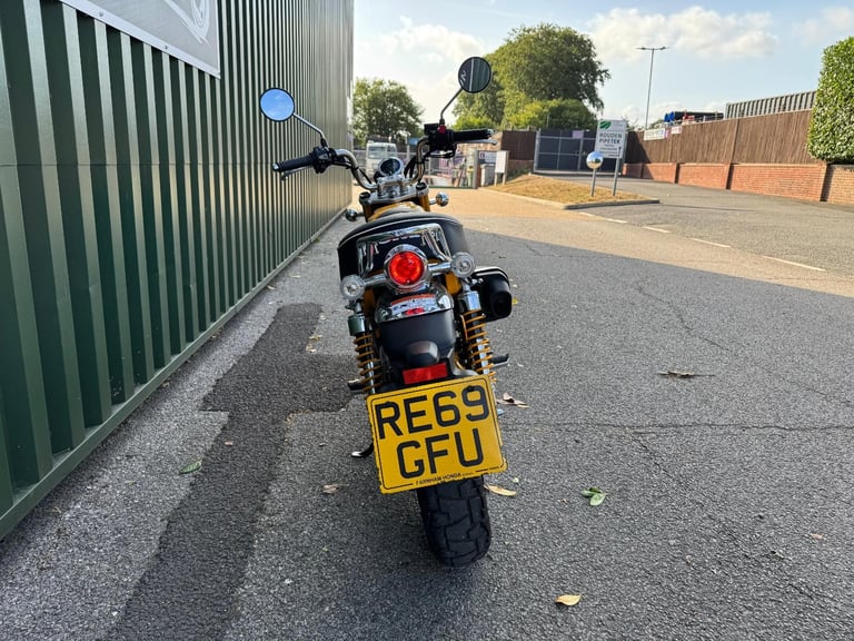 Honda Z125 MA-K Monkey Bike 2019 Yellow and White 1 Owner 880 Miles Rack Fitted