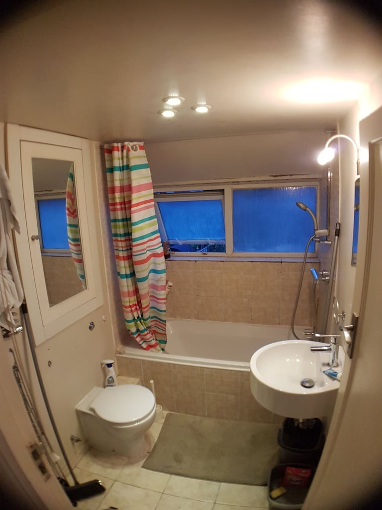 All-Inclusive Double Room in Shared Maisonette, with Exceptional Transport Access