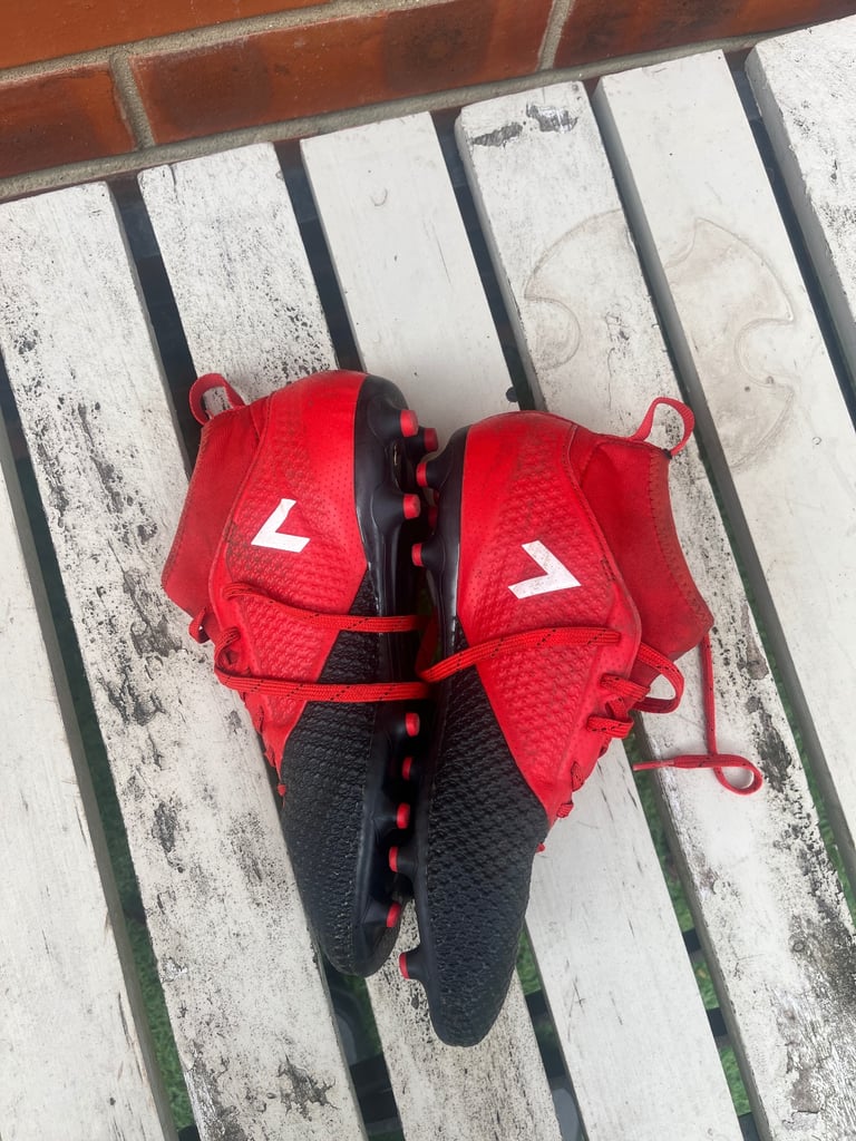 Football boots size 6