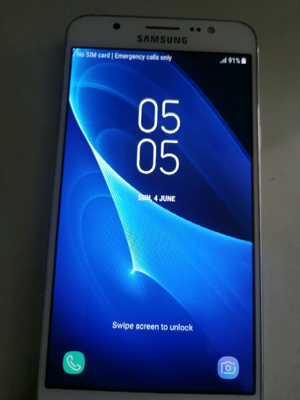 Samsung J7 mobile Galaxy phone is excellent condition. Used 