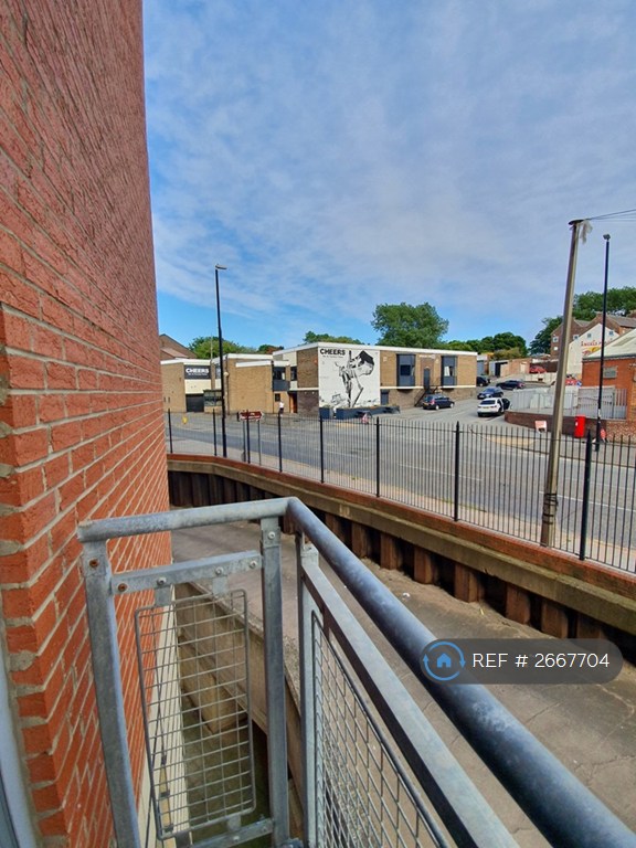 2 bedroom flat in Low Street, Sunderland, SR1 (2 bed) (#2667704)