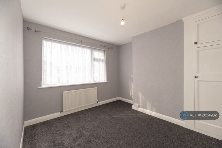 3 bedroom house in Victoria Avenue, Romford, RM5 (3 bed) (#2654932)