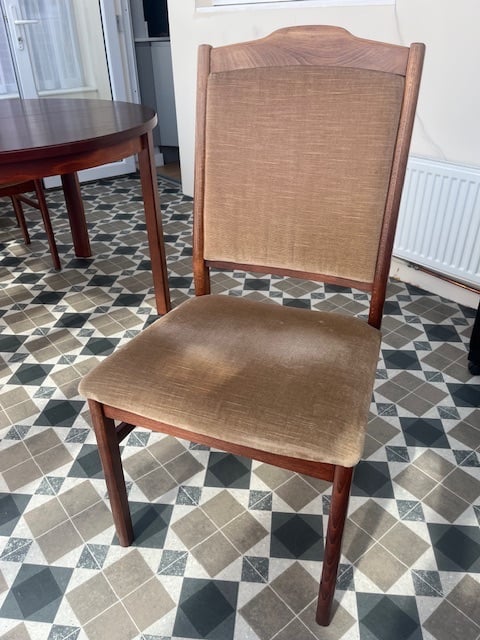 Mahogany extendable table and 6 velour upholstered chairs