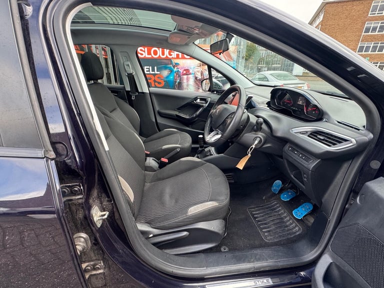 2015 Peugeot 208 1.2 VTi Style 5dr HATCHBACK Petrol Manual