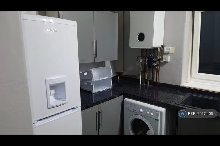 2 bedroom flat in Parkneuk Road, Glasgow, G43 (2 bed) (#1871468)