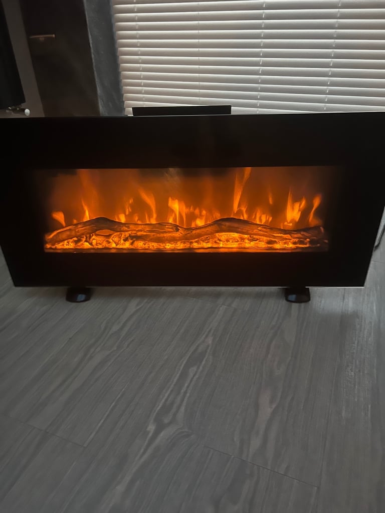 Vonluce Electric Fireplace Heater Free Standing or Wall Mounted Excellent Condition 