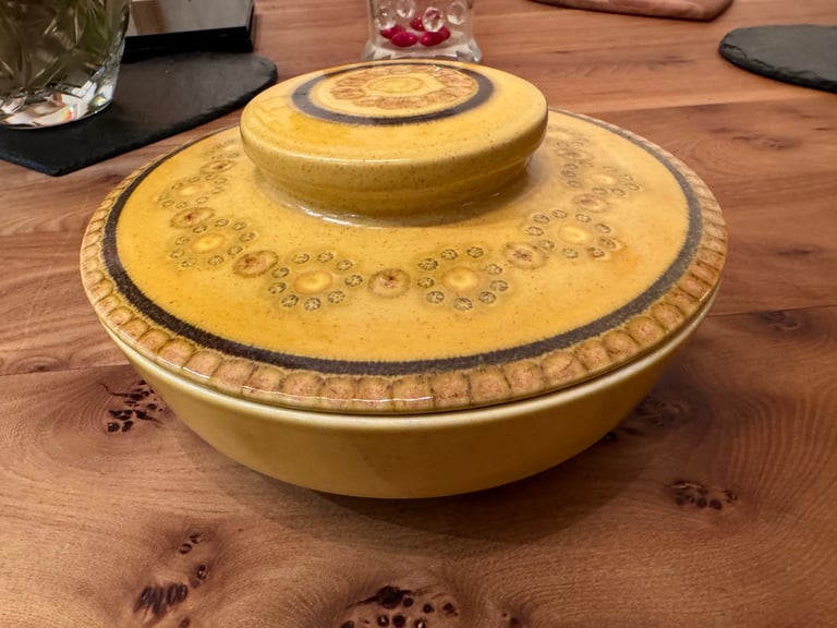 Dinner Service of Franciscan Honeycomb stoneware, made in England. Vintage 1970's