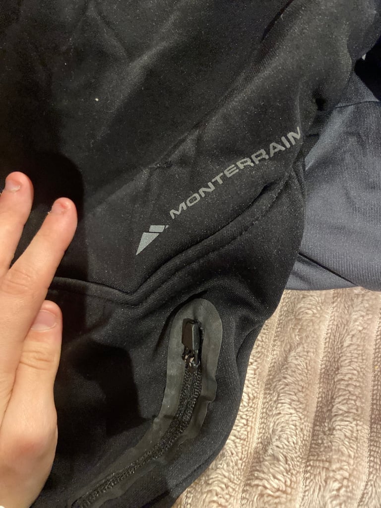 montrain  jogging bottoms and 2 jumpers 