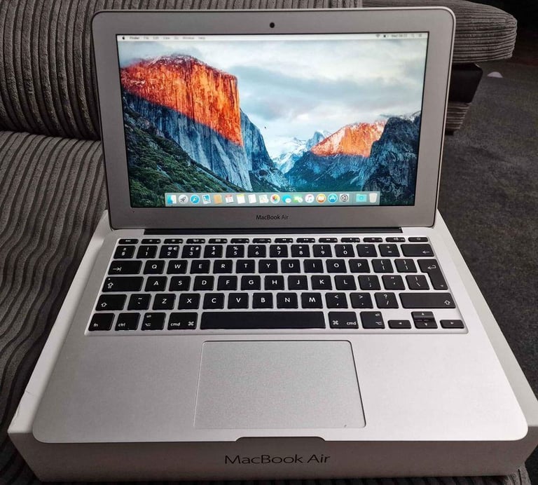 Macbook Air 2015. Complete in Box - Intel Core i5