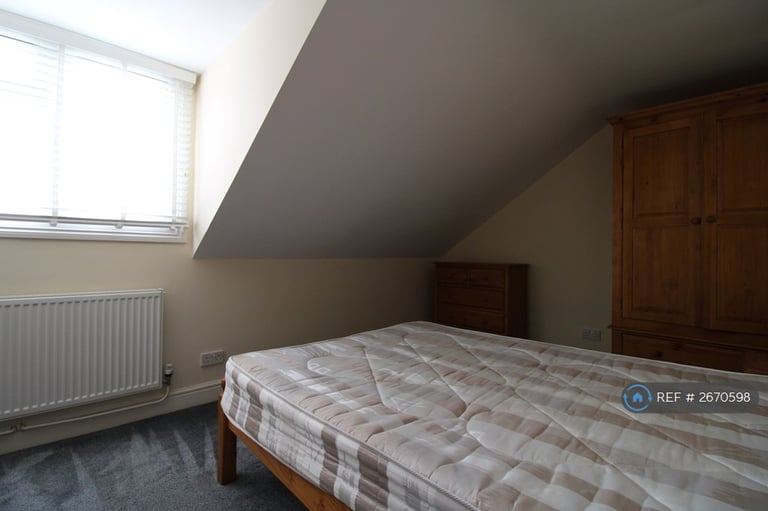 3 bedroom flat in Kellino Street, London, SW17 (3 bed) (#2670598)