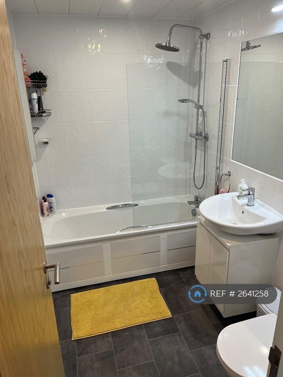 2 bedroom flat in Warwickgate House, Old Trafford, Manchester, M16 (2 bed) (#2641258)