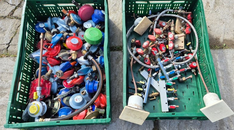 Full gas bottles / cylinders, regulators, distributor valves 1,2,3,4 ways.