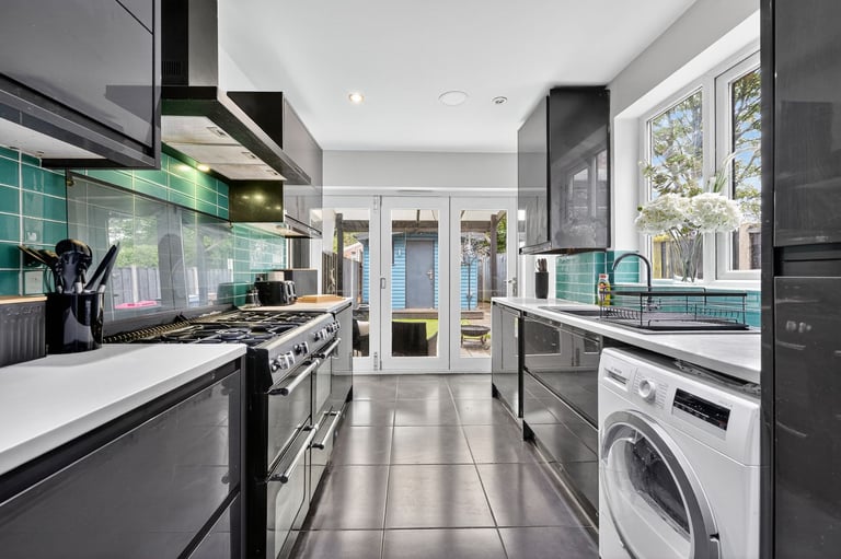 36 Nevile Rd - 4-BR House with Free Street Parking and Wi-Fi