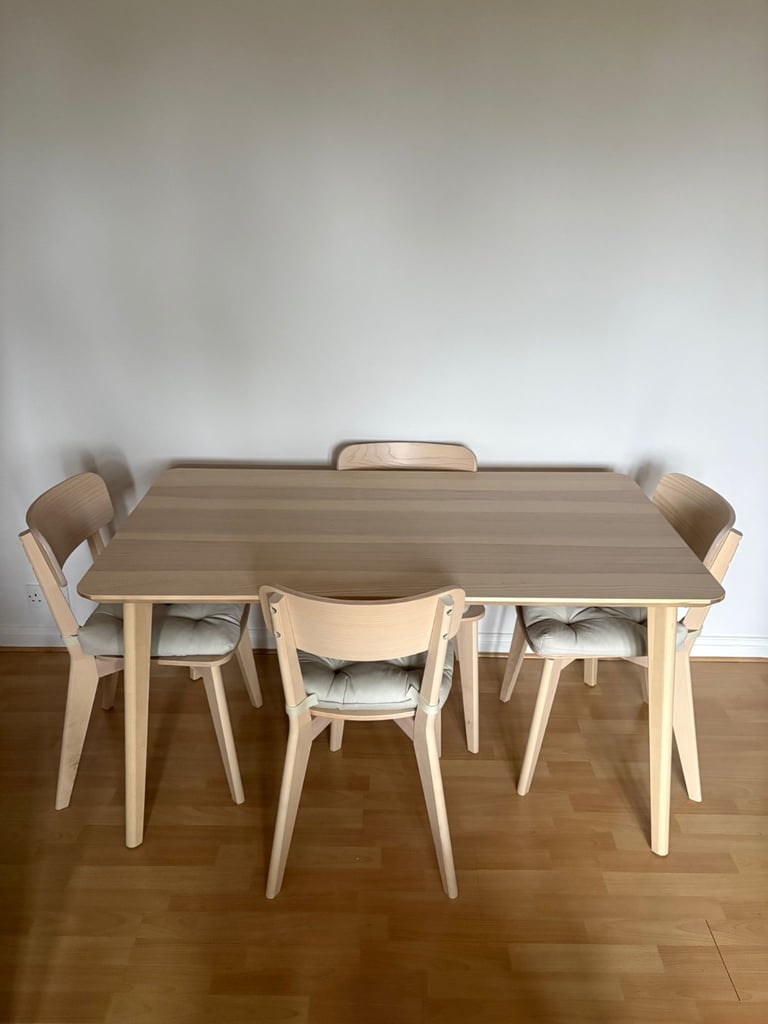 Dining table + 4 chairs