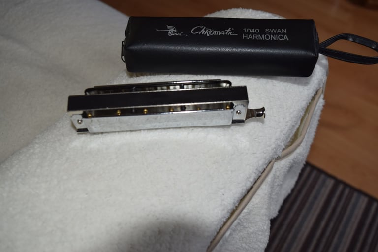 CHROMATIC HARMONICA