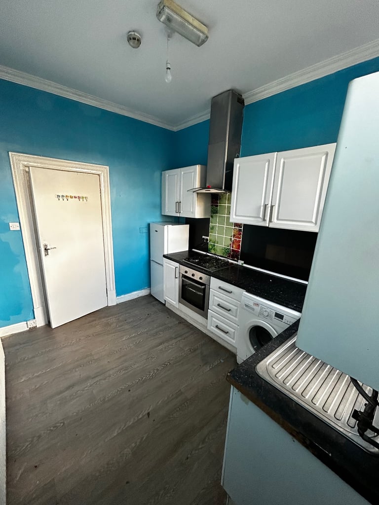 2 bed flat , separate kitchen , 1 seperate toilet and 2 very spacious rooms 