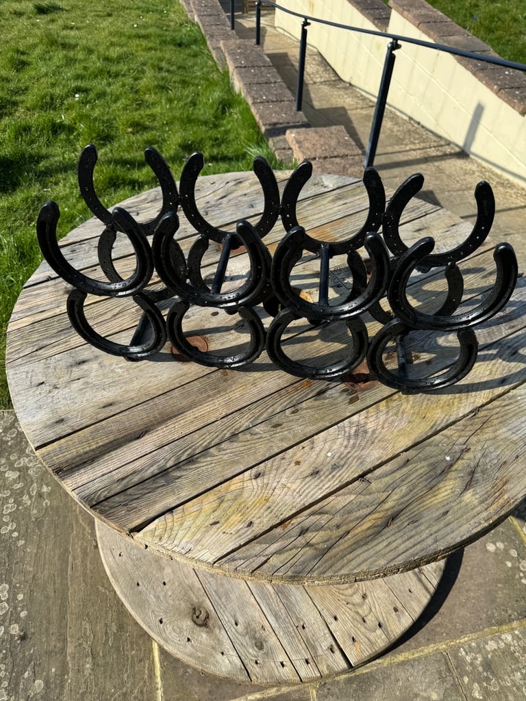 8 bottles vine rack horse shoes 