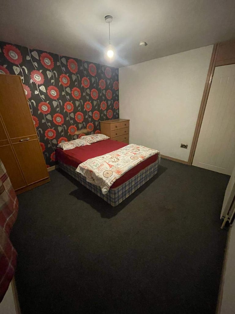 Large double room available 